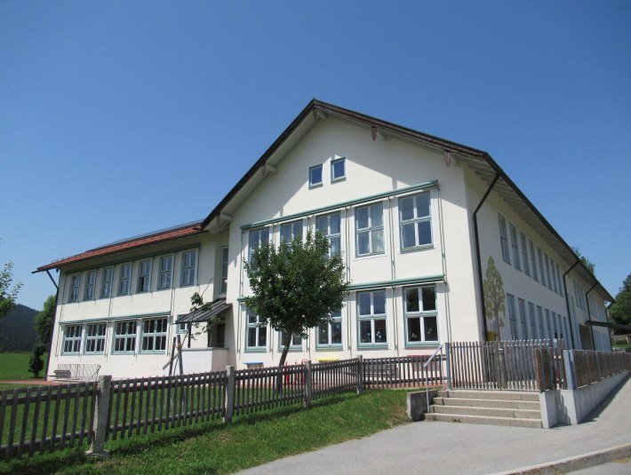 Grundschule Wackersberg vorne