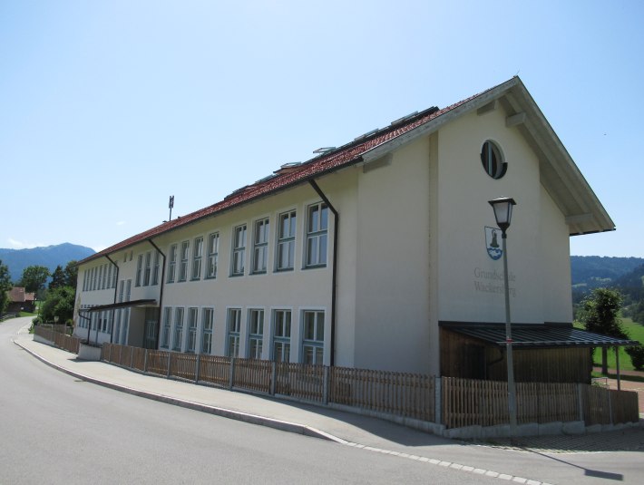Grundschule Wackersberg seitlich